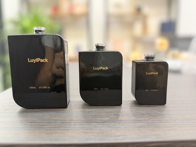 Black lacquered glass bottles in 30ml, 50ml and 100ml with gold logo